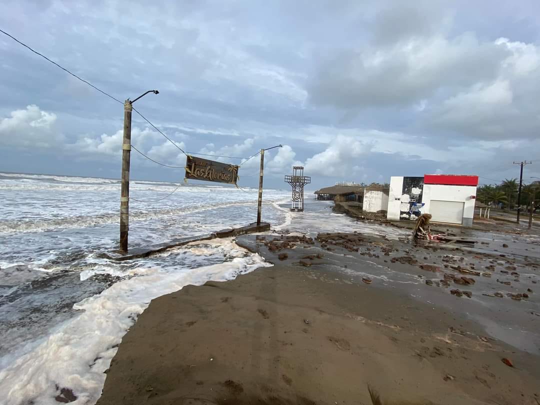 (VIDEO) El mar se ‘come’ la playa y arrasa con restaurantes en Las Glorias; “la situación está crítica”: PC
