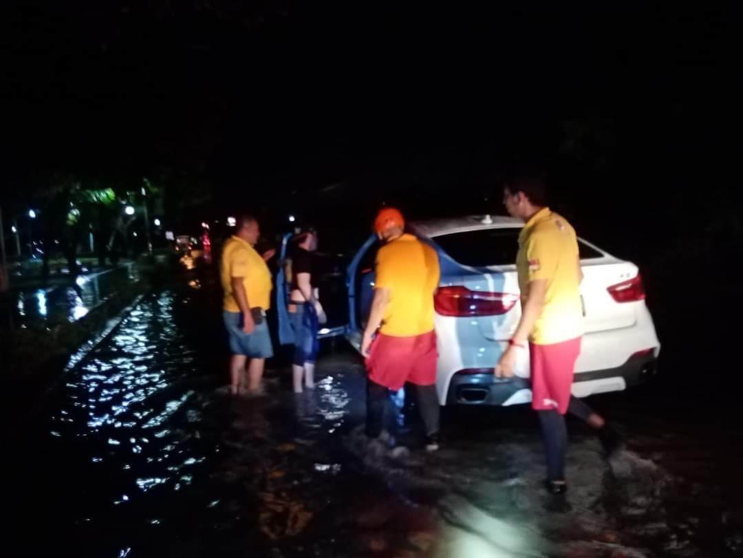 Acto heroico| Jefe policíaco rescata a joven arrastrado por la corriente con todo y vehículo, en Mazatlán