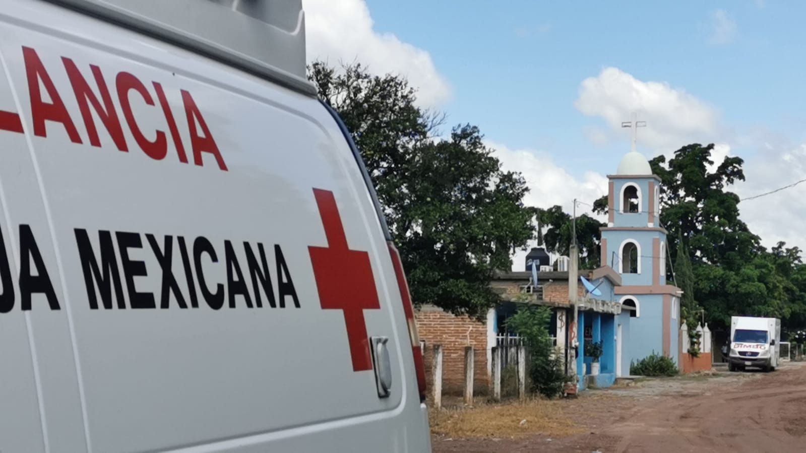 Vecino de Costa Rica le pega un machetazo a un cable de la CFE cuando podaba un árbol; resulta lesionado