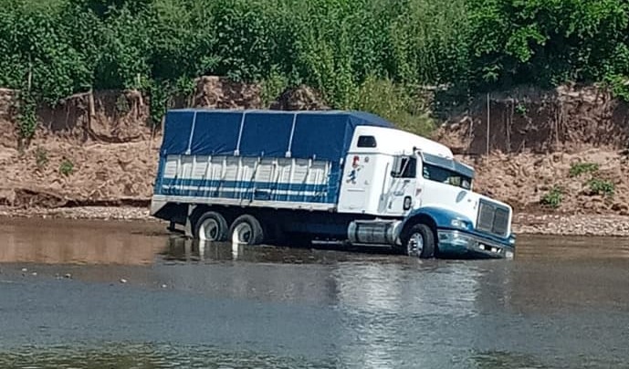 No fue uno, ya van tres vehículos que terminan en las aguas del Río Quelite, uno de ellos un tráiler