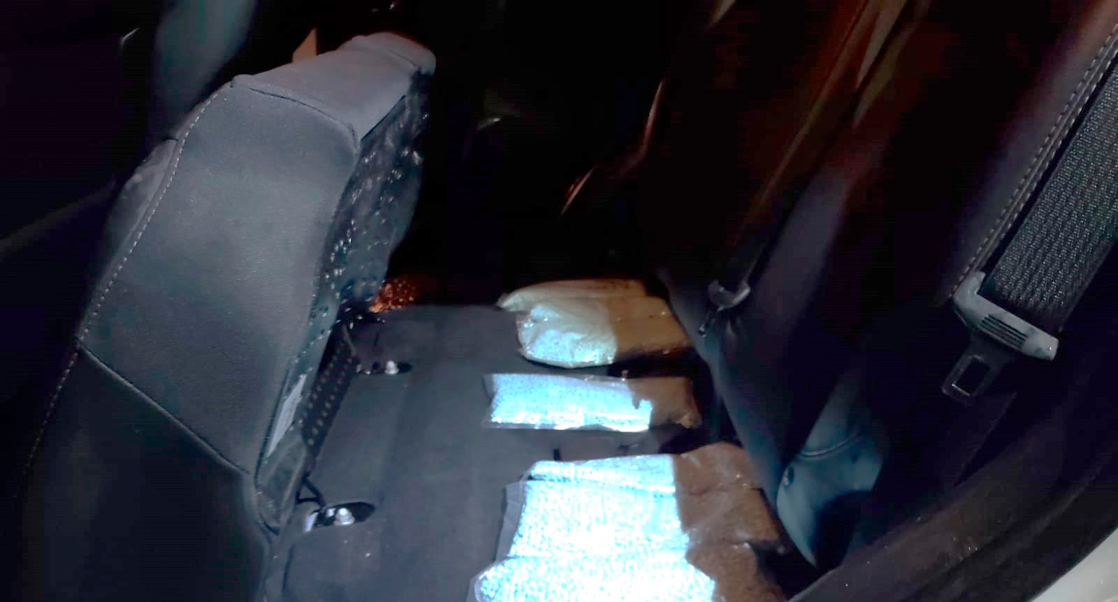 Detiene Ejército a dos personas con 38,000 pastillas de fentanilo y $87,500 en Ahome