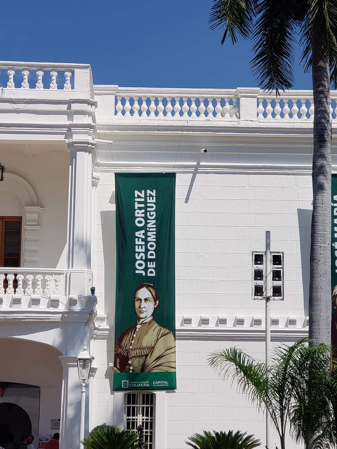 Ayuntamiento corrige pendón de ‘La Corregidora’, por tener mal escrito el apellido