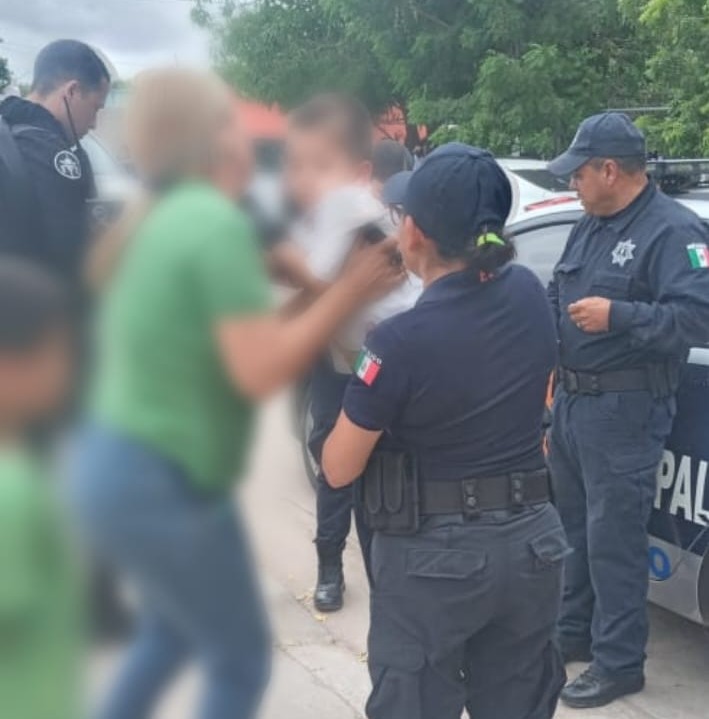 Policías de Ahome entregan a niño Scot Antonio “N” de 4 años, quien era buscado por su familia