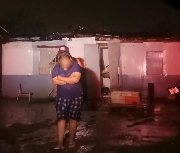 Rescatan a familia que se le cayó el techo de su vivienda, en Mazatlán
