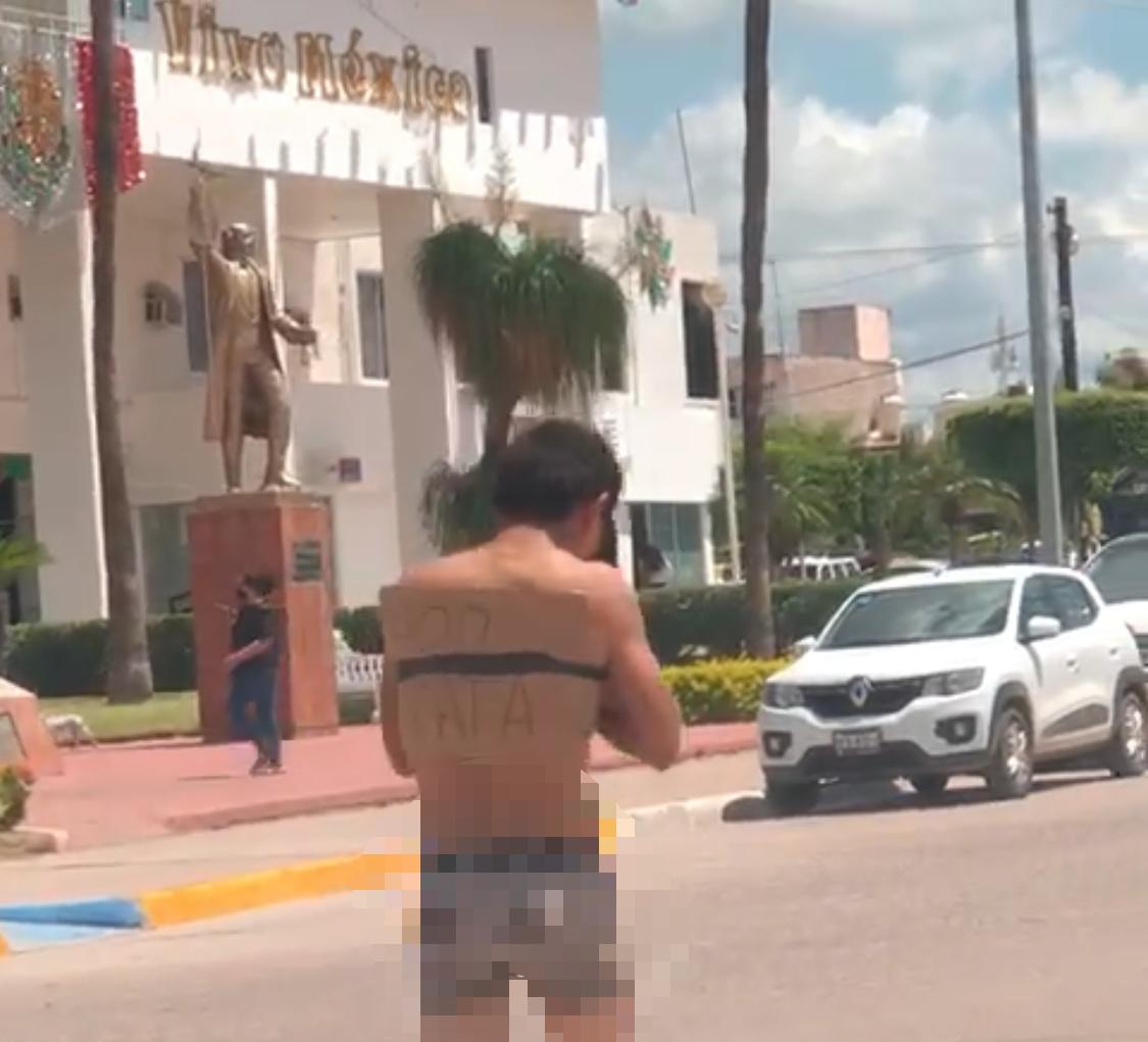 (VIDEO) ‘Tablean’ y exhiben a joven semidesnudo corriendo frente al palacio municipal en Salvador Alvarado