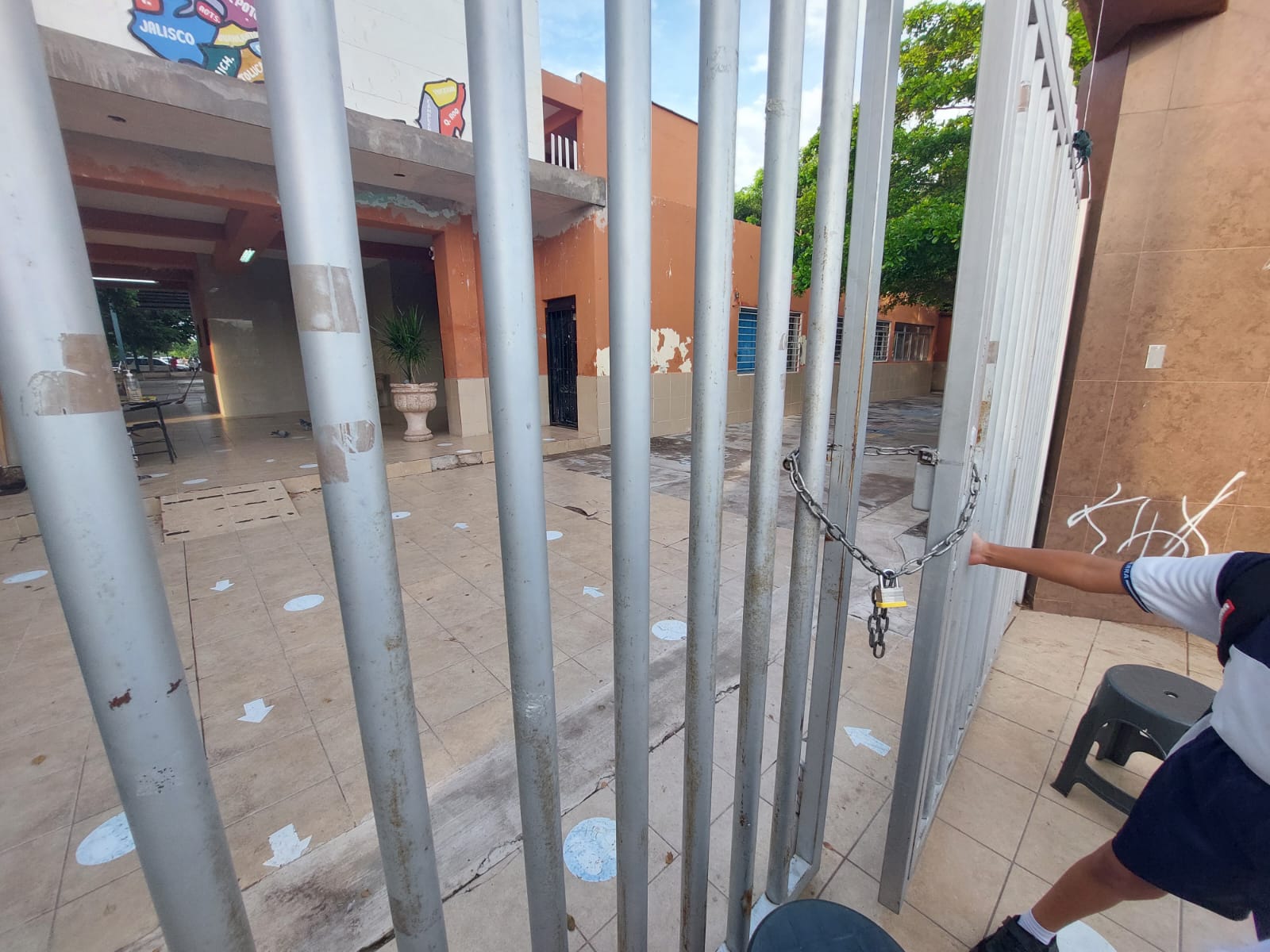Cumplen su amenaza; padres de familia toman escuela Justo Sierra por falta de aires acondicionados