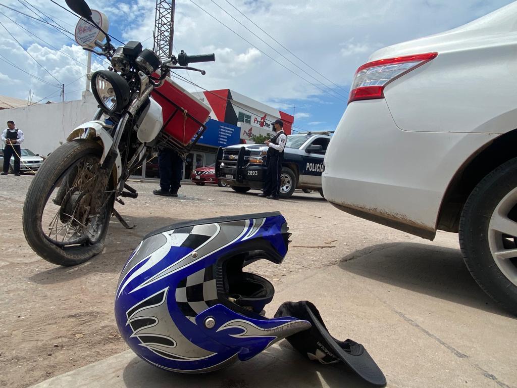 Joven motociclista resulta con lesiones tras chocar contra un automóvil en el residencial Aurora Los Mochis
