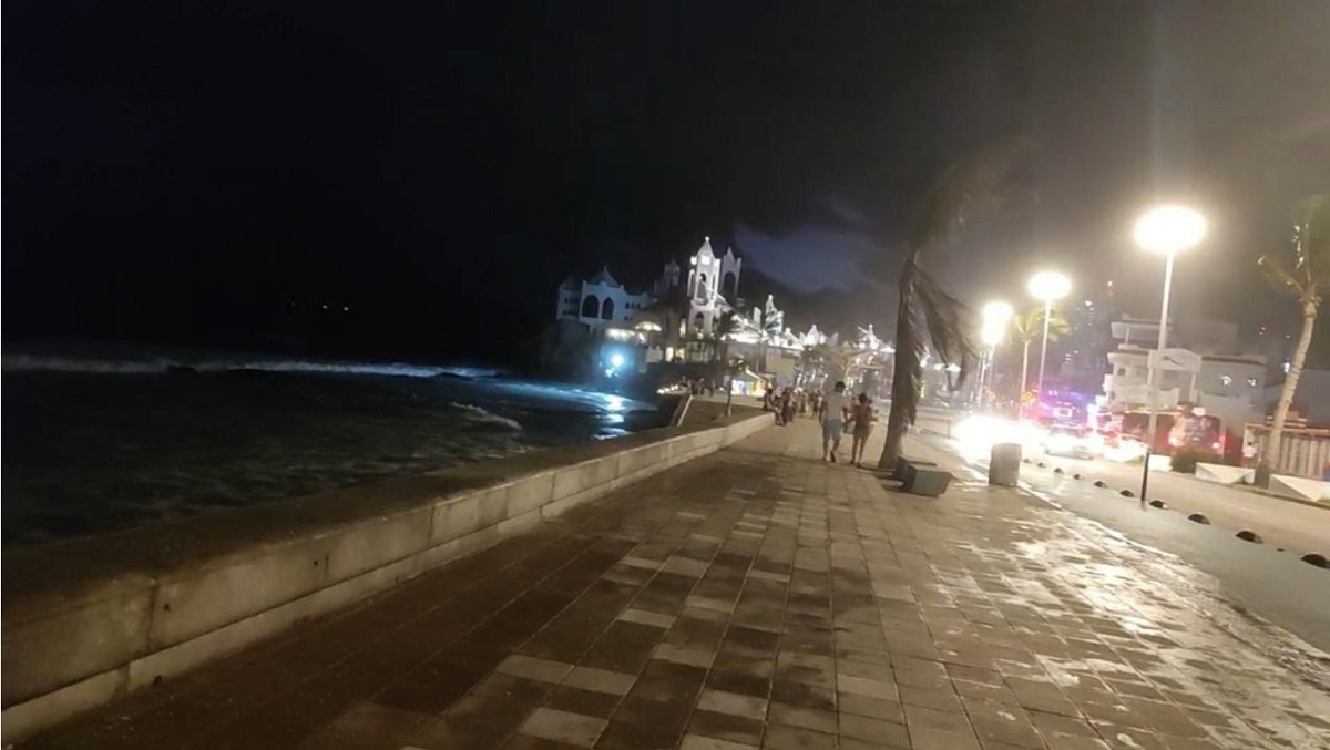 Aumenta oleaje en Mazatlán, casi toca el malecón, se mantiene restricción en playas ante ‘Kay’