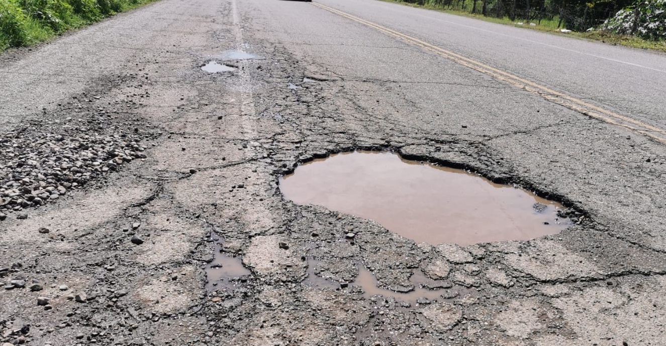 ¡Peligro! Baches ponen en jaque a automovilistas en la México 15, en El Carrizo, pasando el Poblado 7