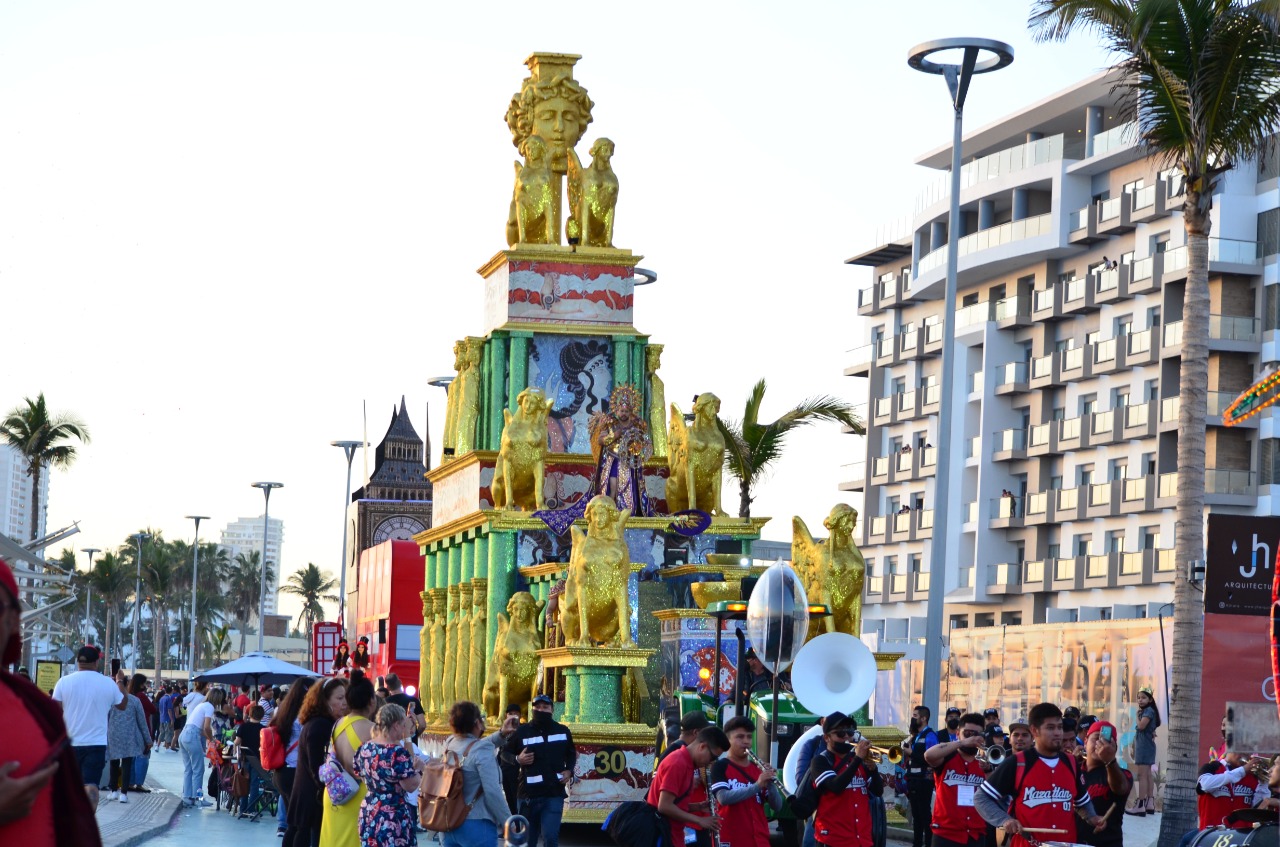 A favor Cuén del Carnaval de Mazatlán sin cubrebocas, ‘pero en espacios abiertos’, aclara