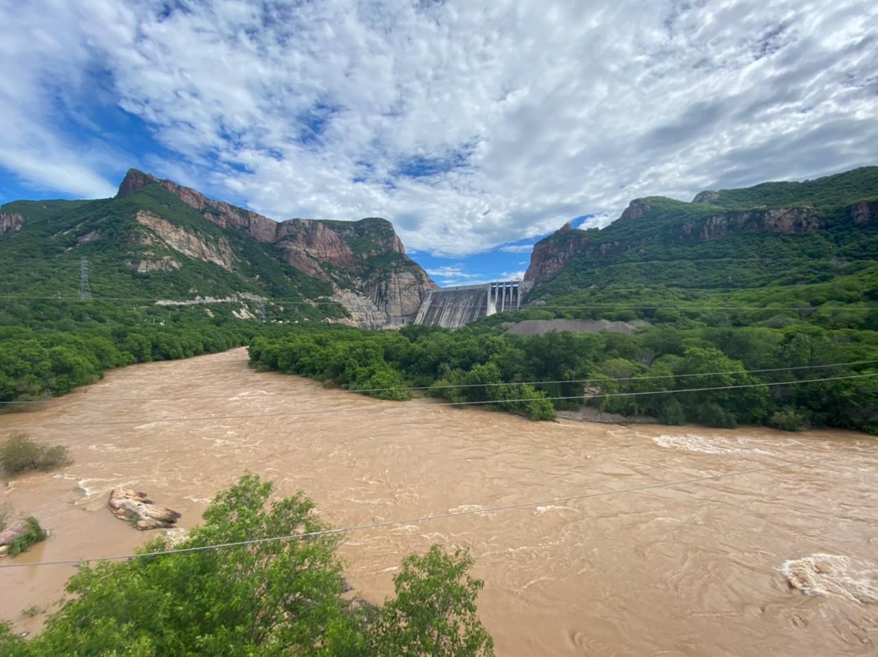 VIDEO | Inicia desfogue de la presa Huites; ya estaba a punto de llegar a su máxima capacidad de embalse