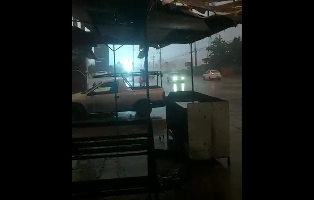 Cae rayo y se forma un enorme destello de luz; se quedan sin energía eléctrica en sector Loma de Rodriguera, en Culiacán