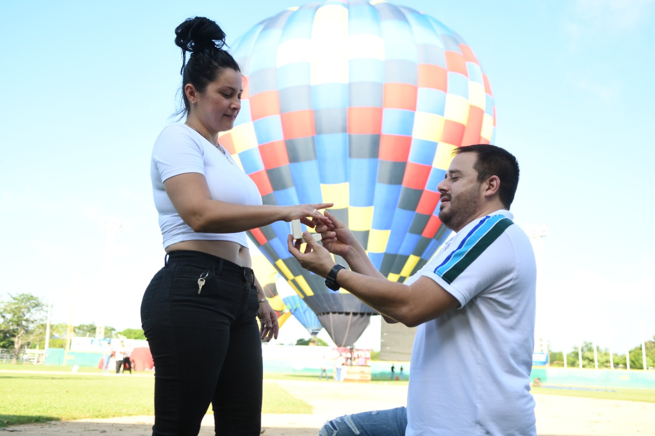 Novio entrega el anillo de compromiso en el paseo de globo aerostático en Culiacán
