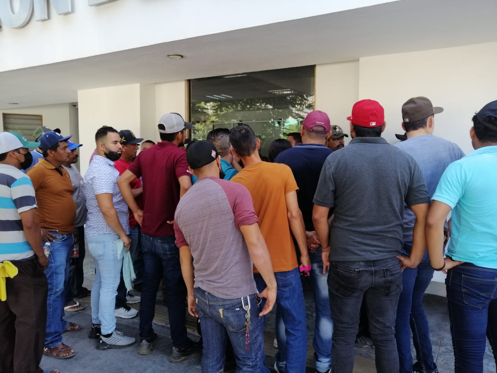 Estafan con visas de trabajo a más de 70 personas en Ahome, depositaron más de medio millón de pesos