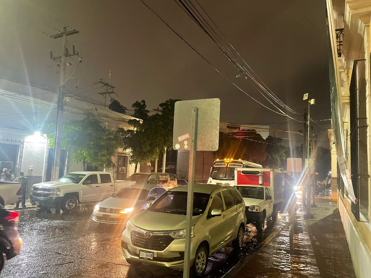Se deja venir la lluvia en Culiacán con todo y truenos