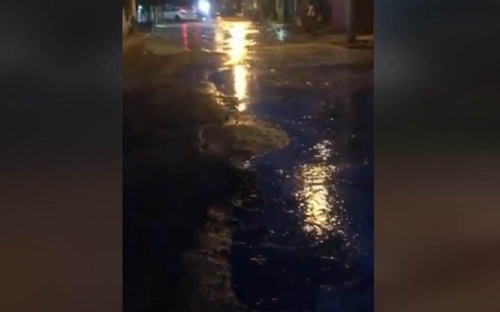 Inunda el mar calles de Barras de Piaxtla, en San Ignacio