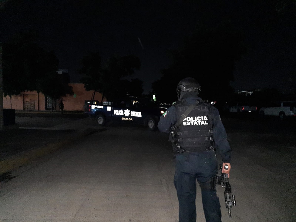 Policías estatales y militares implementan operativo en calles de la colonia 4 de Marzo, en Culiacán