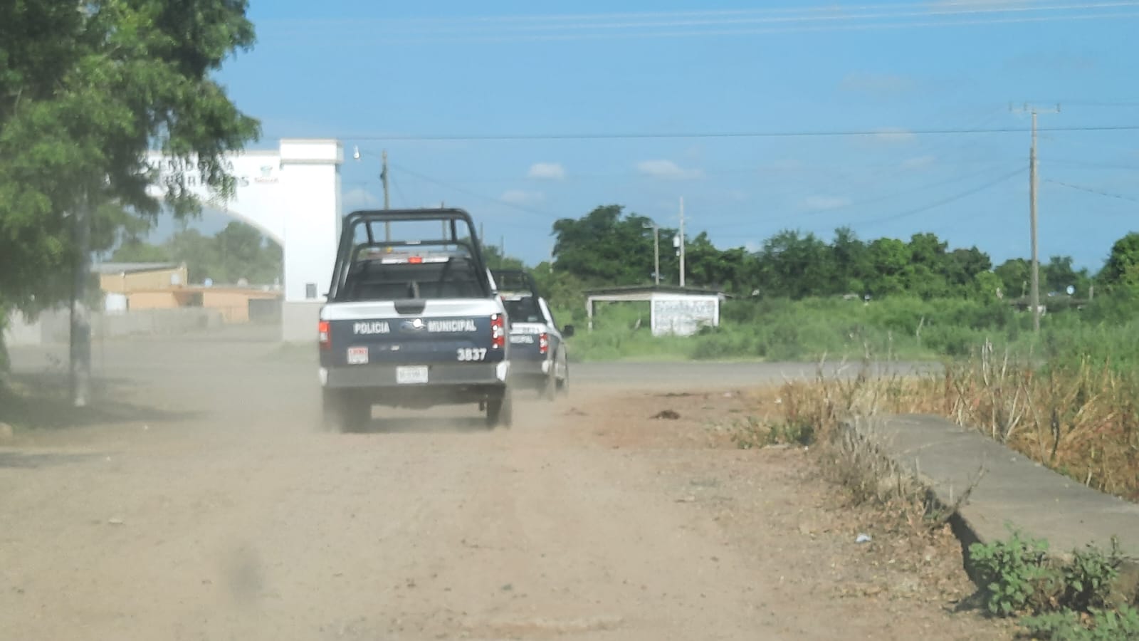 Reportan enfrentamiento entre civiles armados y policías en Llano Grande, Sinaloa