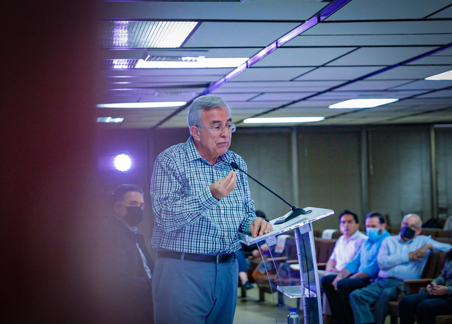 “En mi gobierno hay muchos funcionarios prepotentes, voy a correrlos a todos”: Gobernador