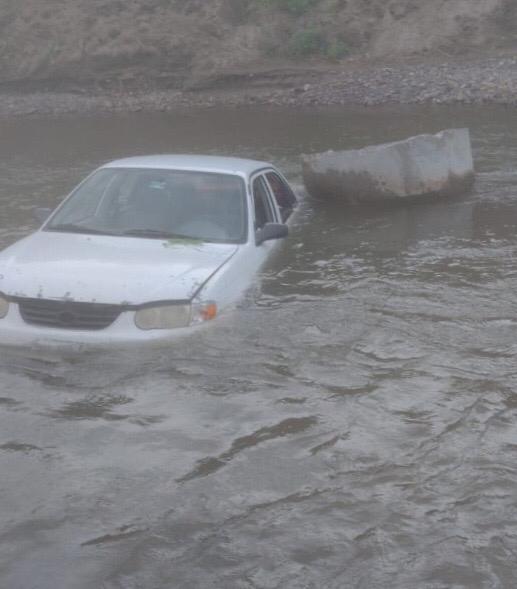 Se lleva auto el río Quelite, en Mazatlán; el conductor cruzó por el vado destruido