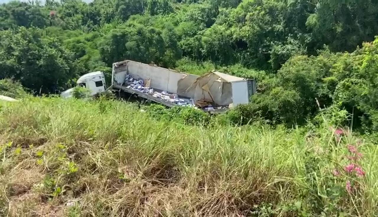 Se vuelca tráiler en la maxipista Culiacán-Mazatlán y se sale del camino a la altura de Elota