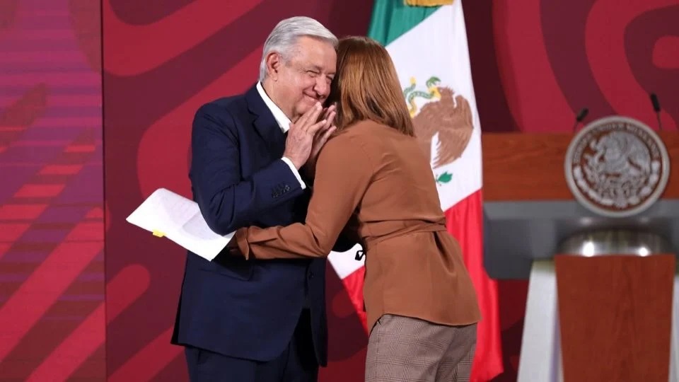 AMLO responde al abrazo no correspondido a Tatiana; así fue la salida Clouthier de Palacio Nacional (videos)