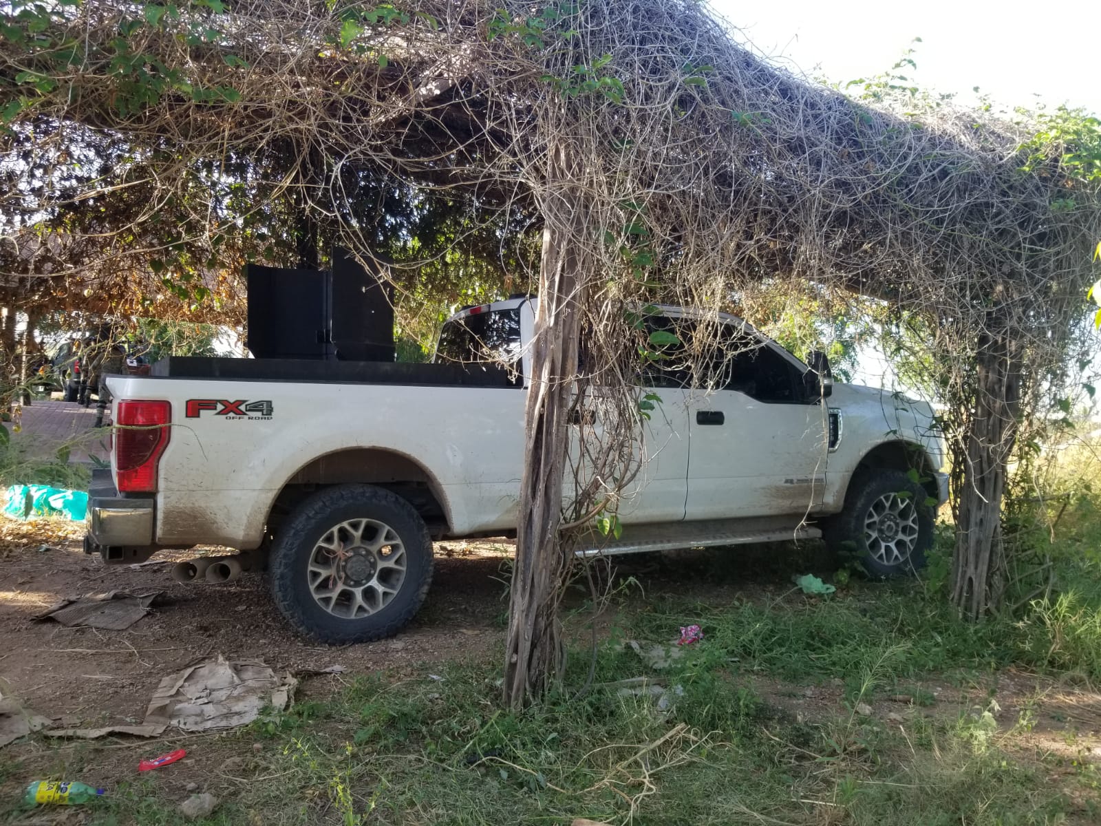 Aseguran vehículo blindado artesanal con aditamento para empotrar fusil antiaéreo tipo Barrett, en Culiacán