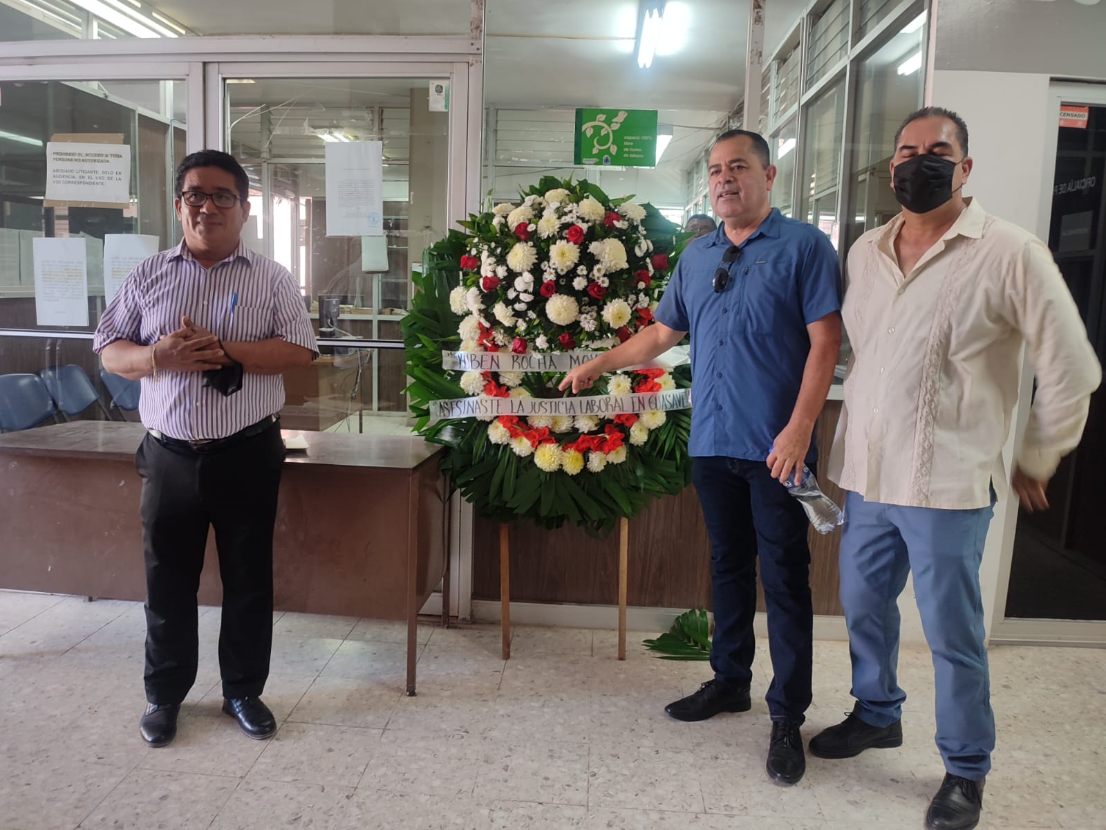 Con corona fúnebre, abogados reclaman entrada en vigor de reforma que deja sin justicia laboral a Guasave