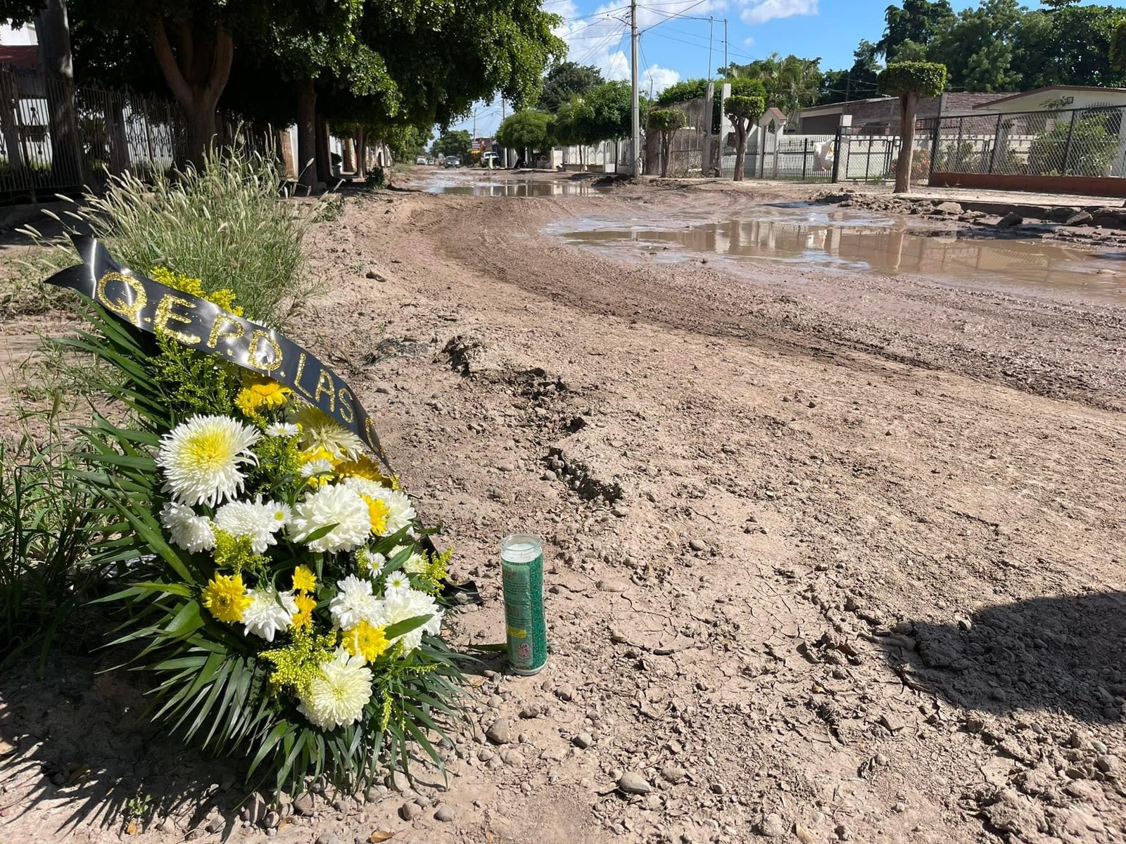 “Q.E.P.D.”| Con flores de muerto, le dan el pésame a las calles de Juan José Ríos