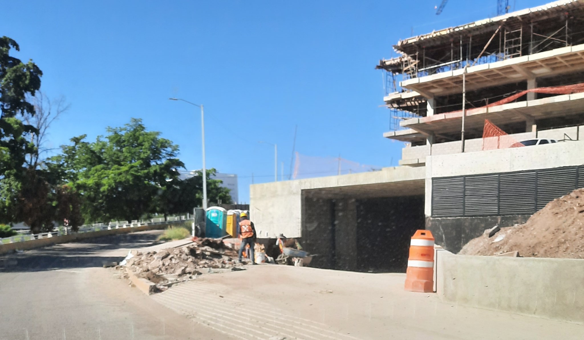 Denuncia ciudadana: Reportan construcción de acceso en pleno desnivel de puente en Culiacán