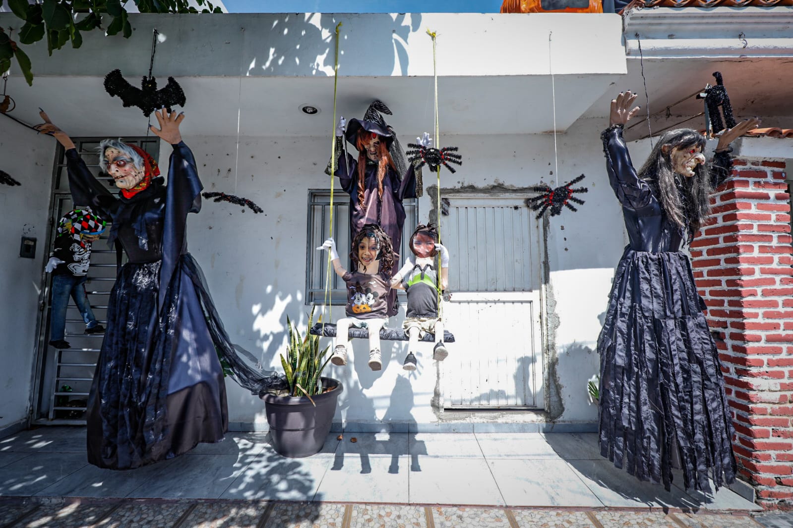 ¡De miedo! Así fue decorada por Halloween esta casa en Tierra Blanca, en Culiacán