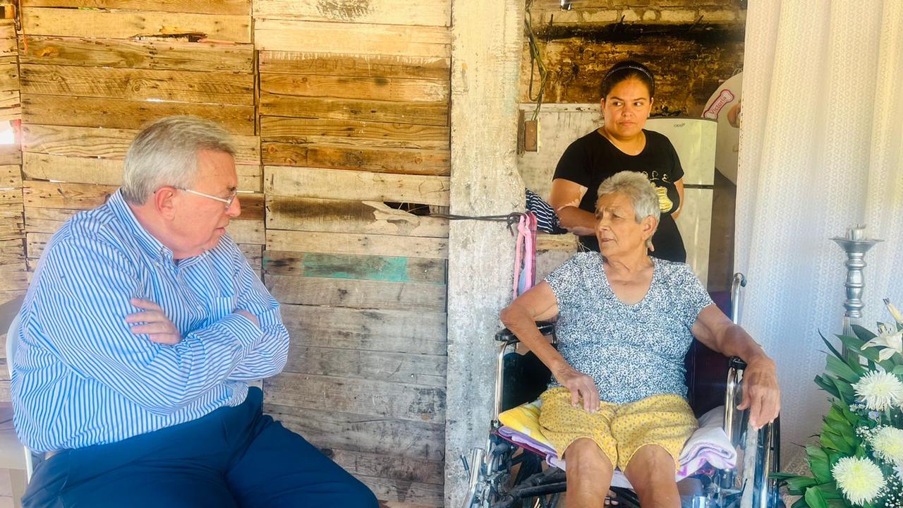 El gobernador Rubén Rocha visita a la mamá de María de Jesús, mujer asesinada el pasado lunes