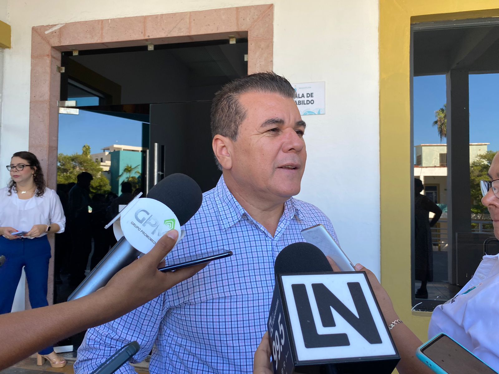 Entrega Edgar González Zatarain renuncia voluntaria al cargo de secretario del Ayuntamiento al cuerpo de regidores