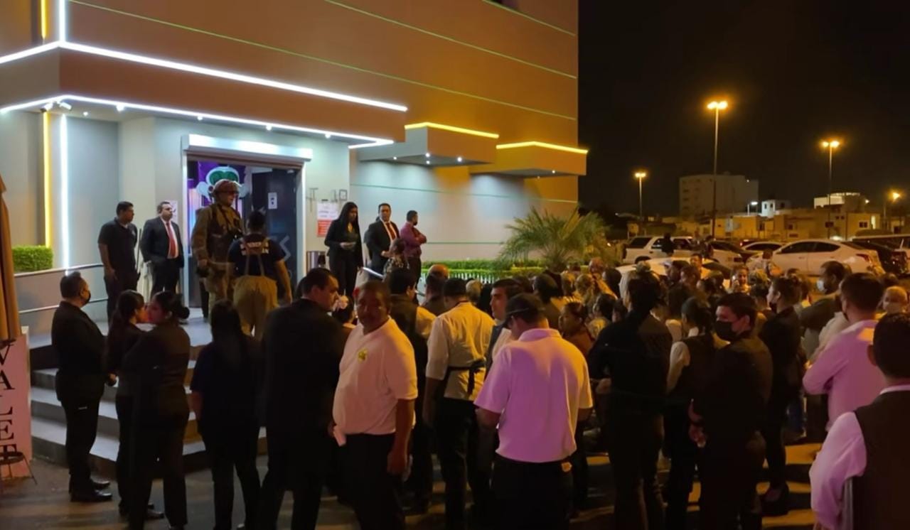 Evacuan alrededor de 250 personas de un casino por fuerte olor a thinner en Mazatlán