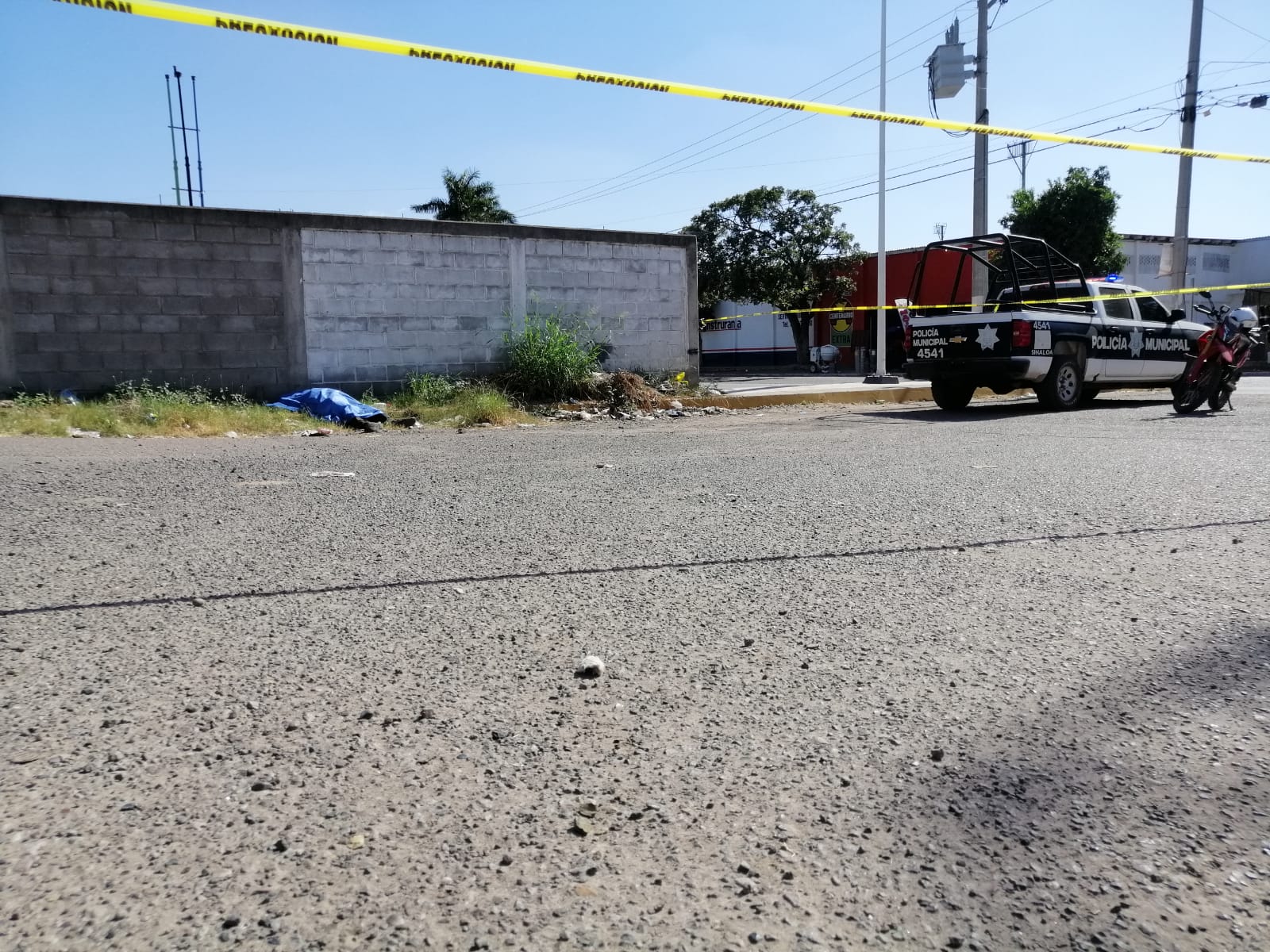 Hombre pierde la vida a un costado de una plaza comercial en Mochicahui, El Fuerte