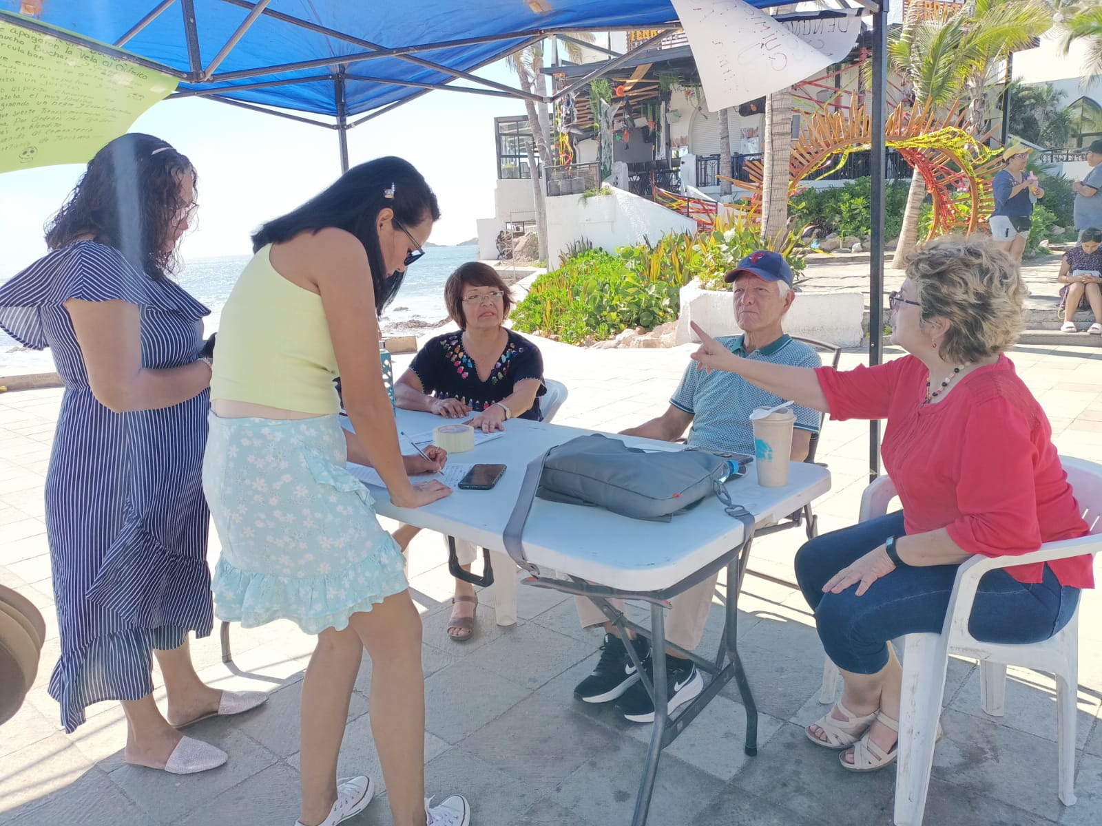 Llevarán el maratón de firmas por juicio político contra ‘El Químico’ Benítez a centros de trabajo y playas de Mazatlán