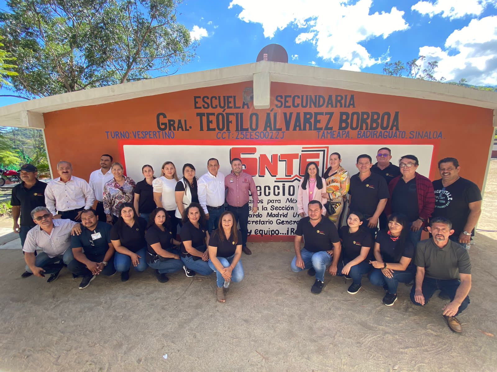 López Elenes visita escuelas de Tameapa