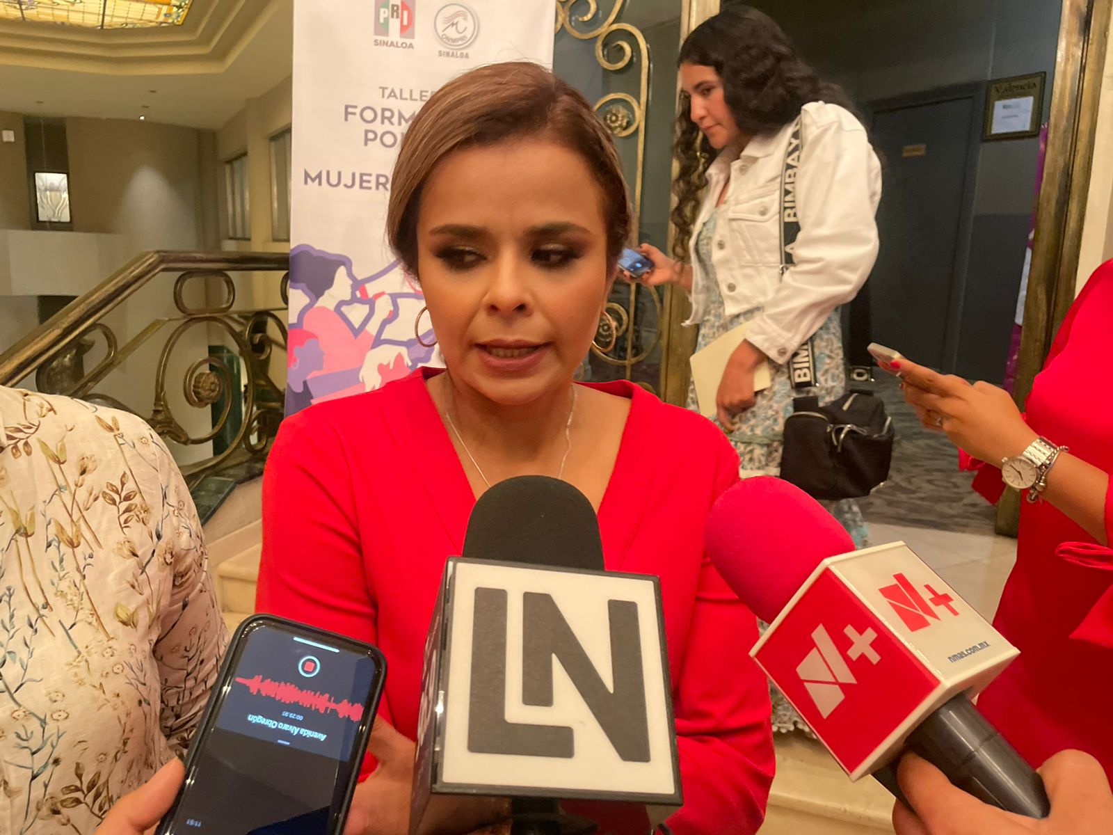 ‘Es un ejemplo más de misoginia de AMLO, ni por cortesía abrazar a una dama’: PRI