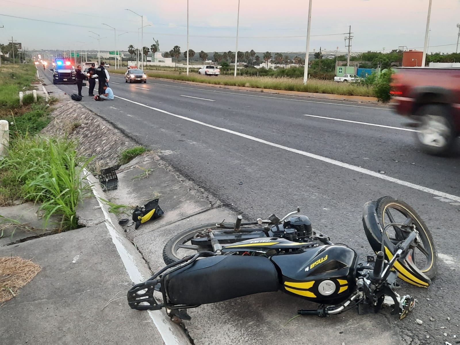 Motociclista es embestido por un vehículo sobre La Costerita en Culiacán; es militar