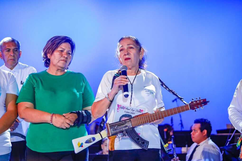 ‘No se rindan que la historia nos dará la razón’; entregan escopetarra a rastreadoras en concierto Kétche Alheyya