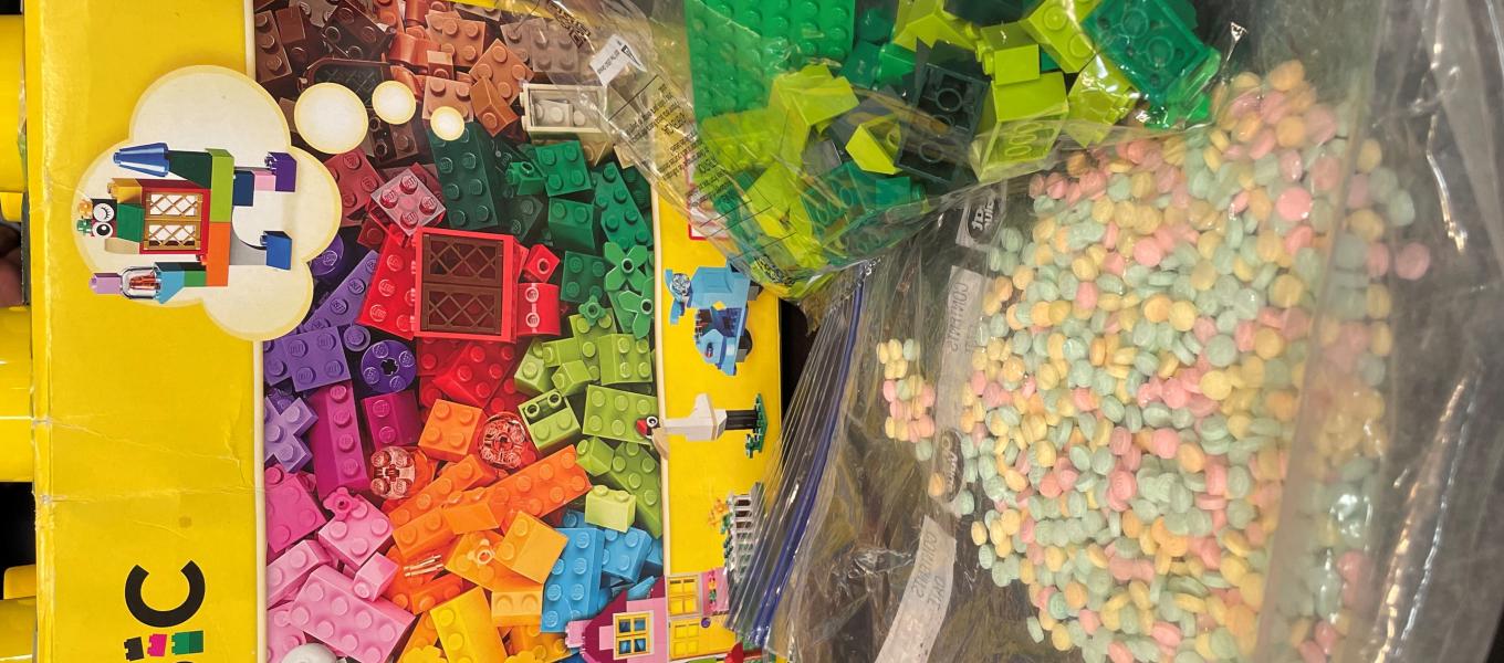 Lo ‘mueven’ en juguetes y dulces… 15 mil pastillas de fentanilo arcoíris son halladas en caja de Legos: DEA