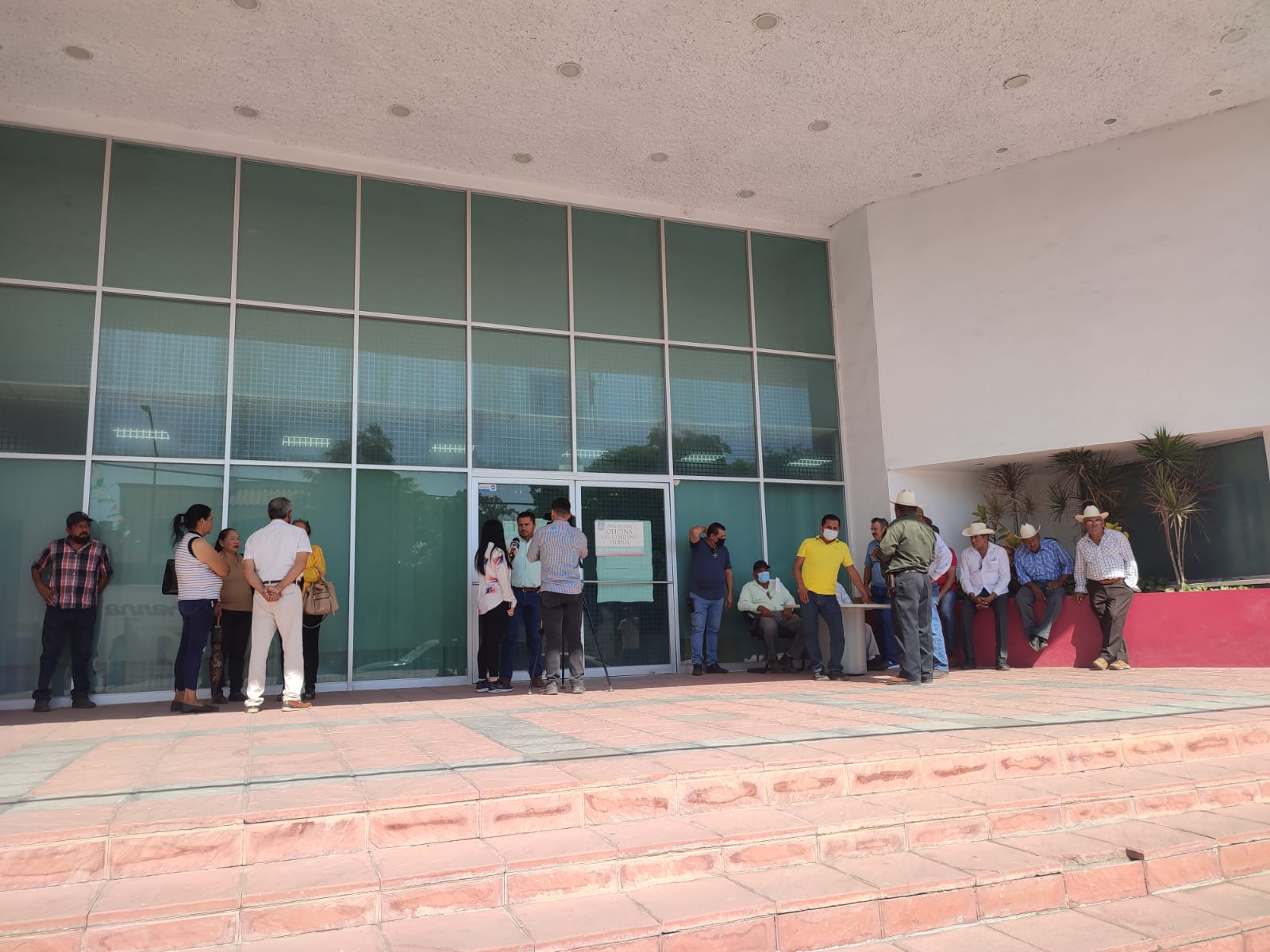 Productores toman oficinas de Financiera Nacional en Guasave, exigen que les depositen los avíos