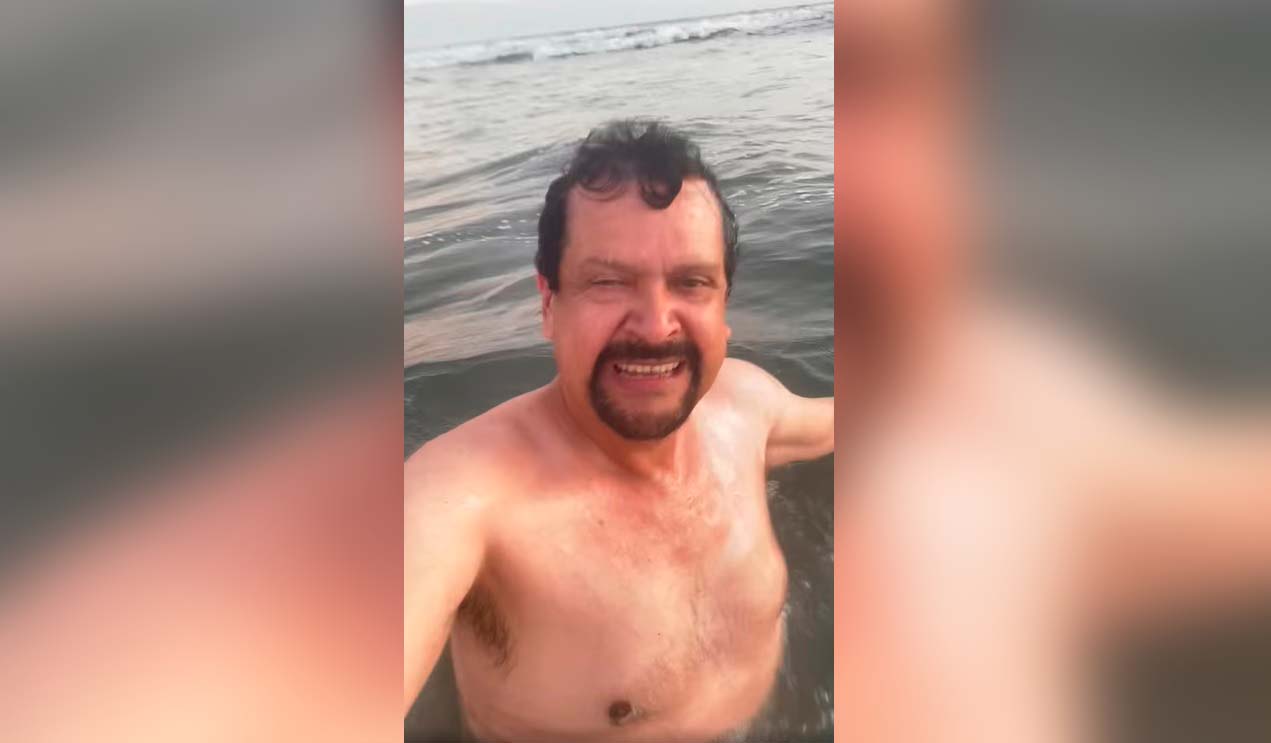 ¡Lo hizo de nuevo! Serapio Vargas otra vez aparece sin ropa desde la “Bichi Beach”