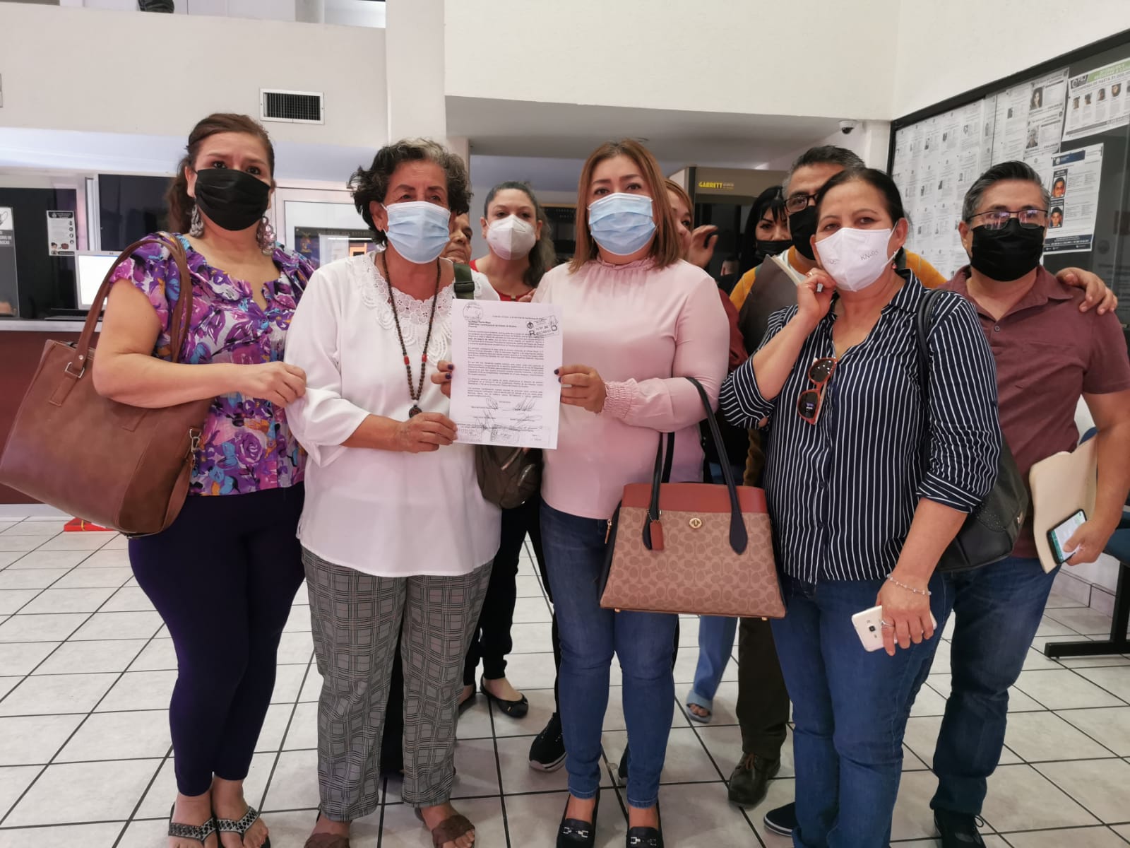 Protestan jubilados de FGE por falta de pago del seguro de retiro; no les llega desde que la declararon autónoma, se quejan