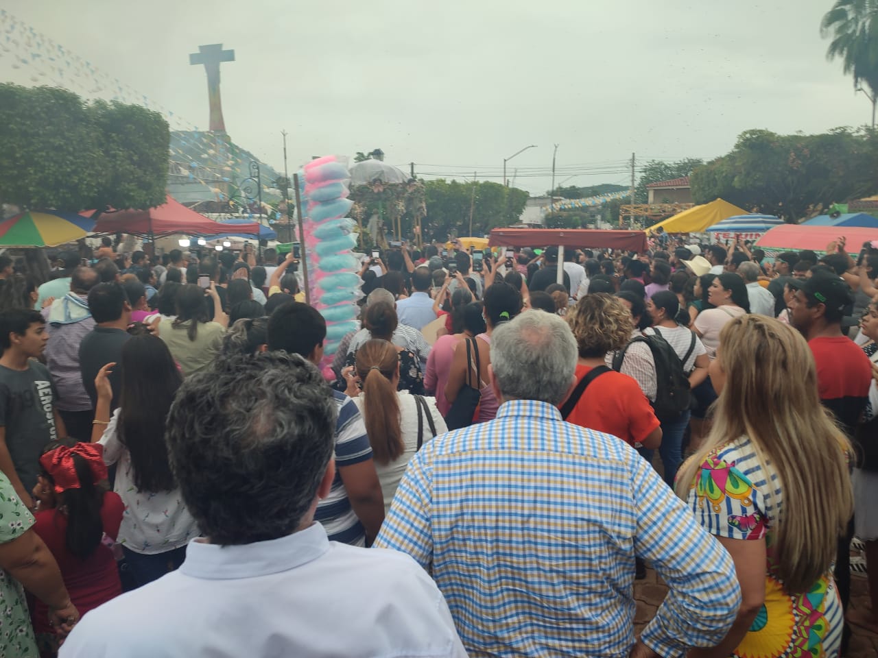 ‘Vengo a pedirle a la Virgen que no llegue el huracán muy afectador’; Rocha participa en procesión de la Virgen del Rosario