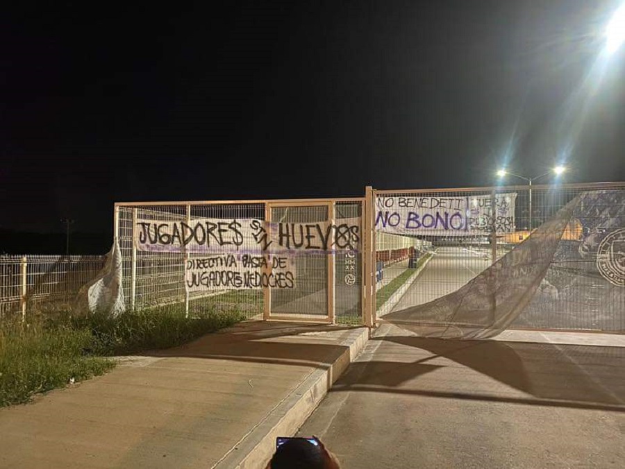 Aficionados del Mazatlán FC protestan ante la mala participación en la Liga MX