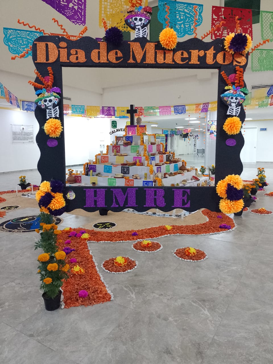 ¡Vive la tradición de los altares! En el  C.R.I y Hospital Militar de Mazatlán recuerdan a los que se les adelantaron en el camino
