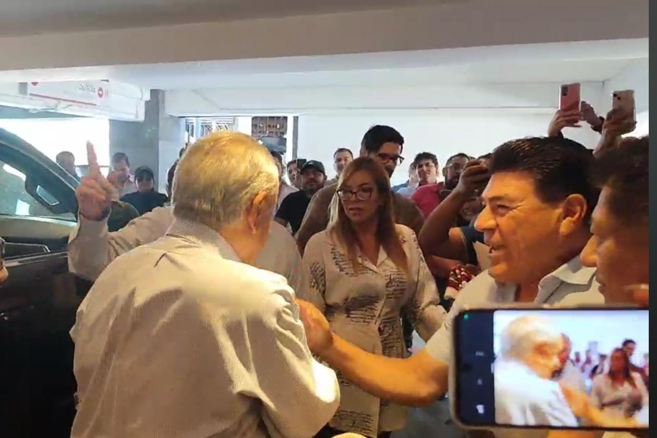 ‘Macanié’ a Teodoro Higuera; presume López Obrador al saludar al exligamayorista en Los Mochis