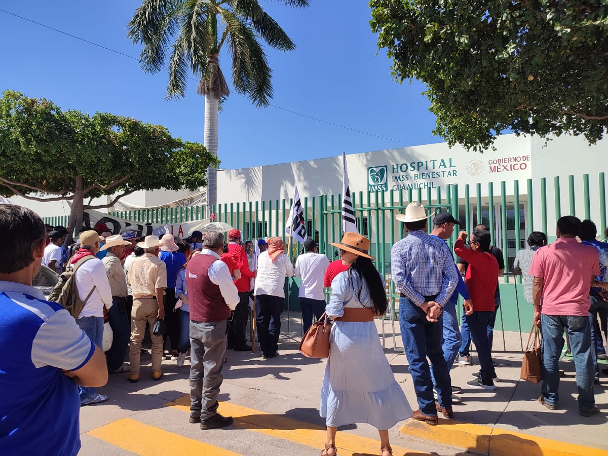 Para despistar a manifestantes, arman falso acceso en arribo de AMLO a Guamúchil
