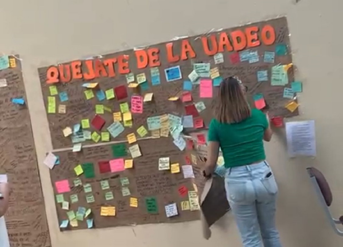 (VIDEO) ¡Arrancan el mural! Alumnos de la UAdeO Culiacán pegan quejas, pero son reprimidos